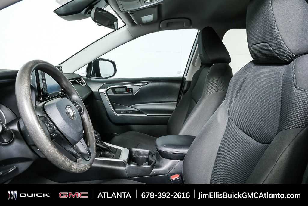 Used 2021 Toyota RAV4 LE image 5