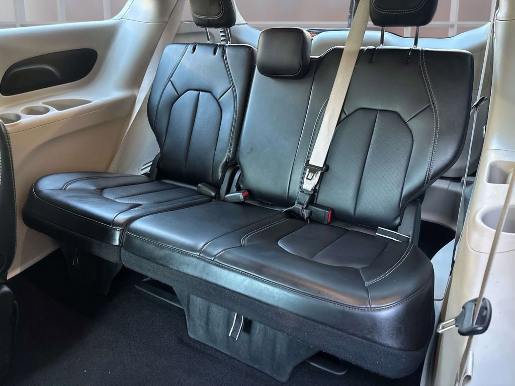 Used 2024 Chrysler Pacifica Touring-L image 14