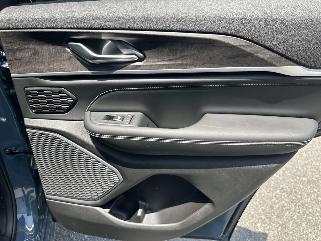 New 2026 Jeep Grand Cherokee Limited AWD/4WD image 13