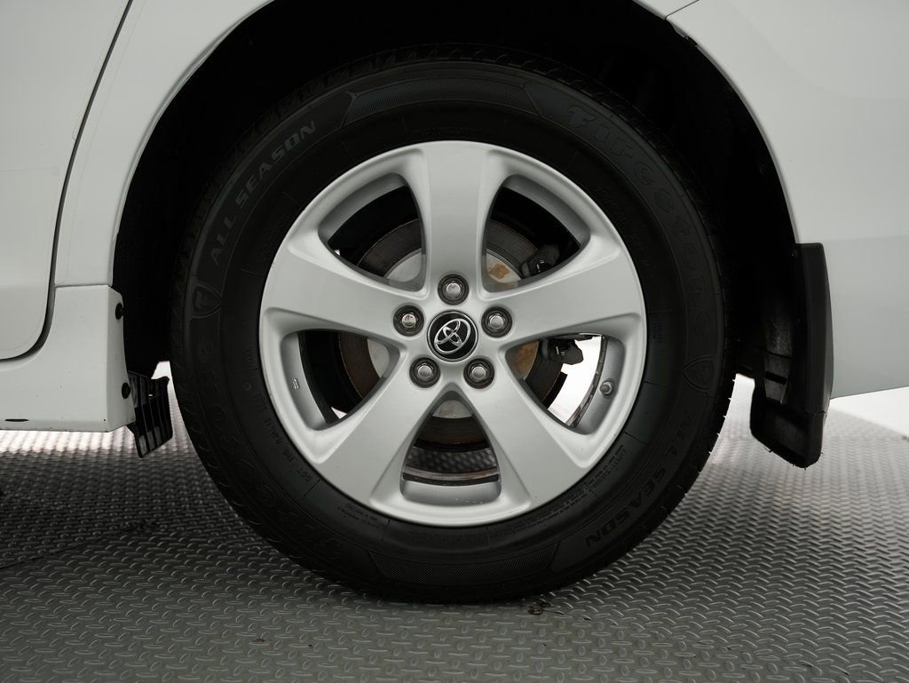 Used 2018 Toyota Sienna LE w/ Carpet Mat Package image 57