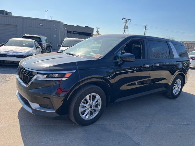 Used 2024 Kia Carnival LX image 4