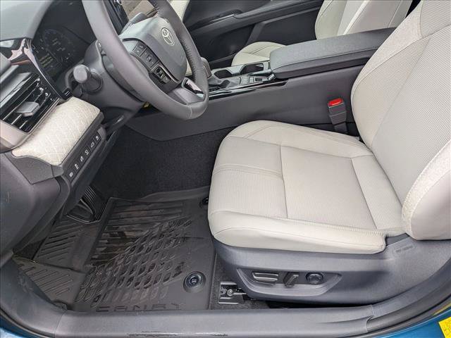Used 2026 Toyota Camry XLE w/ Premium Plus Package AWD/4WD image 4