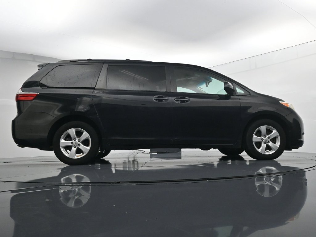 Used 2017 Toyota Sienna LE FWD image 37