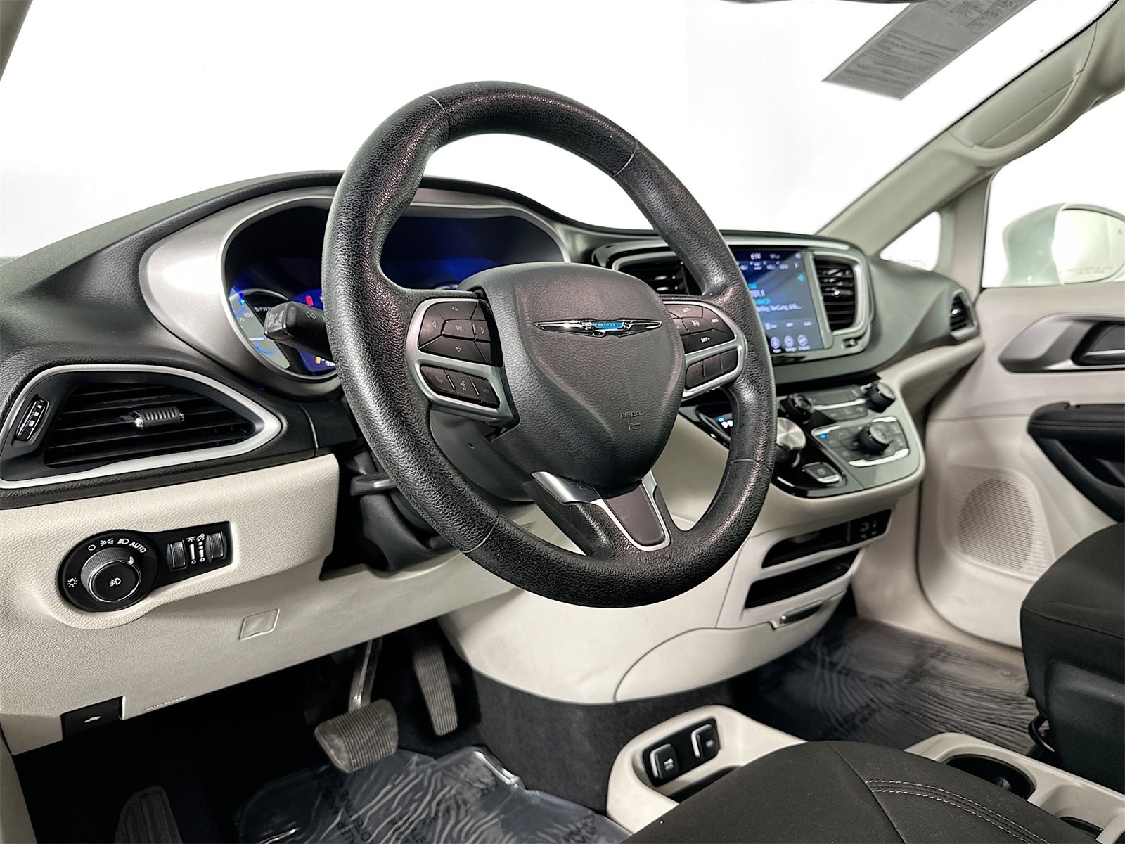 Used 2020 Chrysler Pacifica Touring image 9