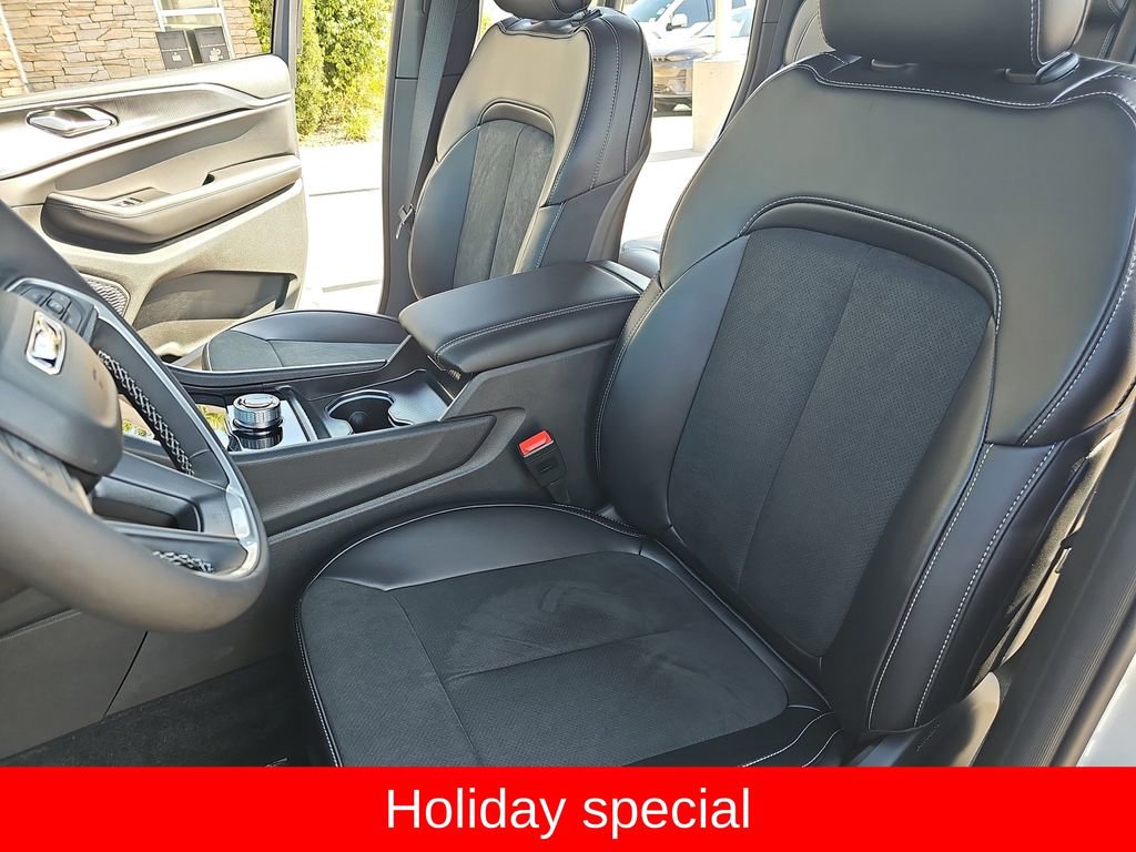 New 2025 Jeep Grand Cherokee Altitude image 15