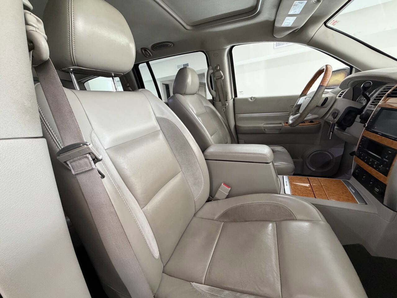 Used 2008 Chrysler Aspen Limited image 10