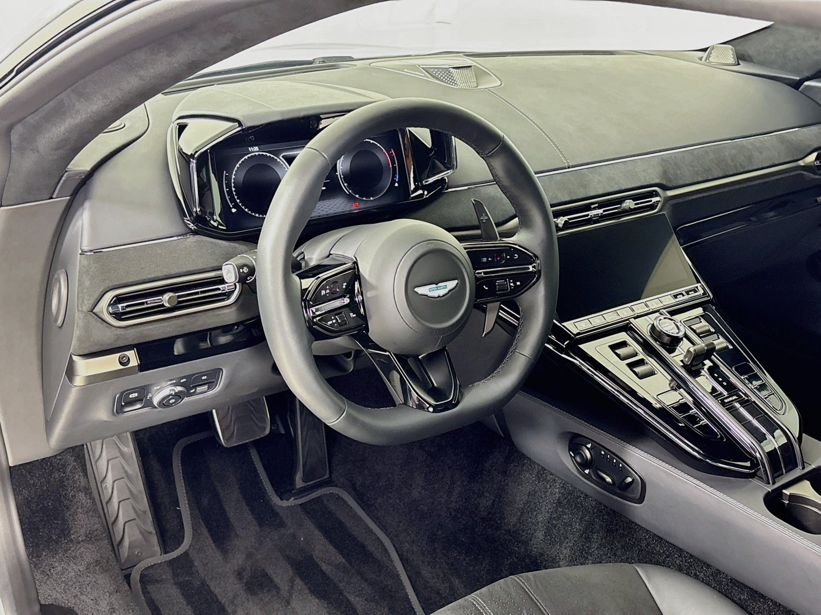 Used 2025 Aston Martin V8 Vantage Coupe RWD image 11