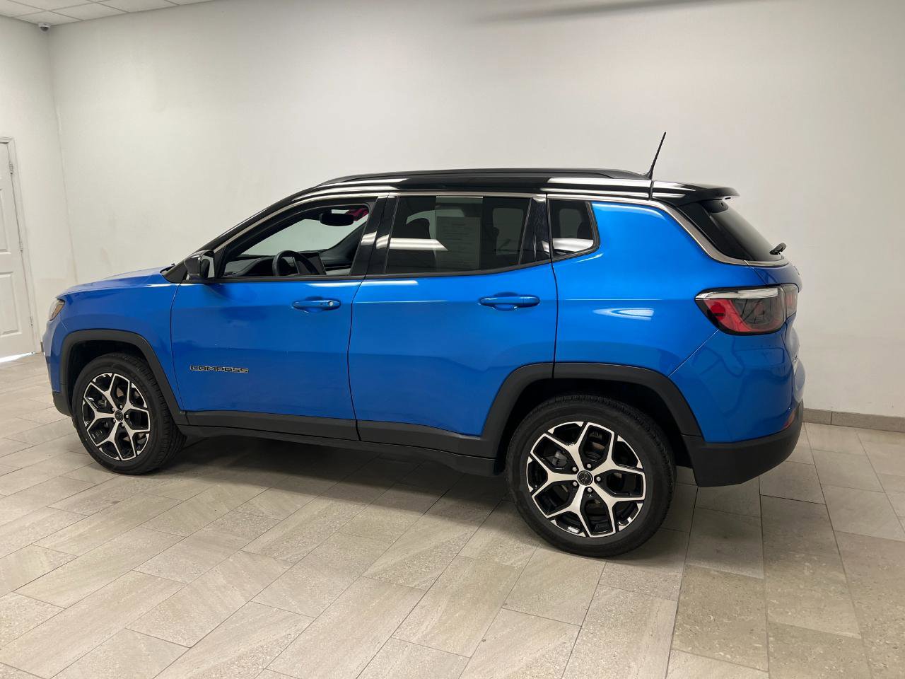 Used 2025 Jeep Compass Limited AWD/4WD image 13