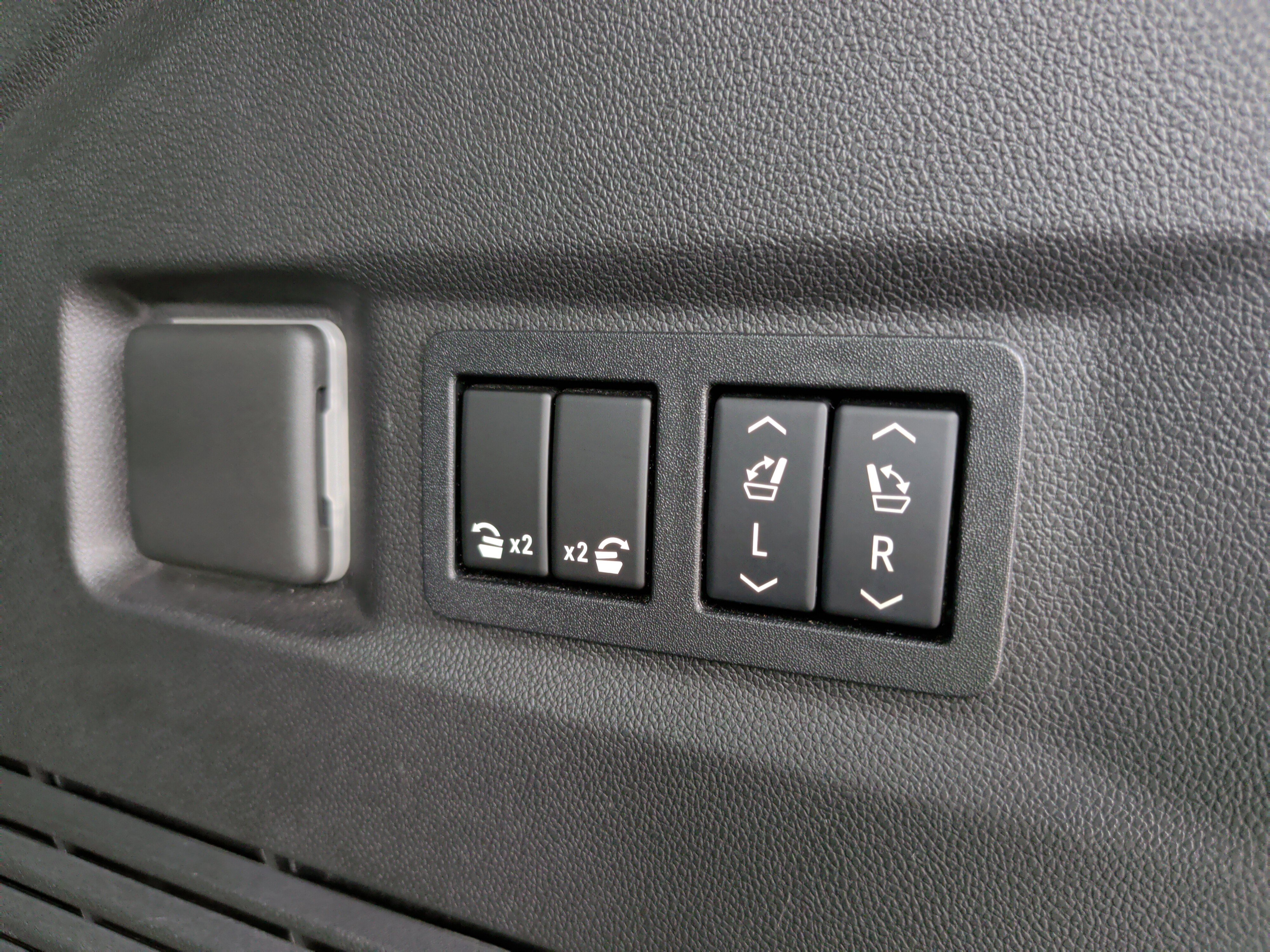 Used 2021 GMC Yukon Denali w/ Denali Premium Package image 44