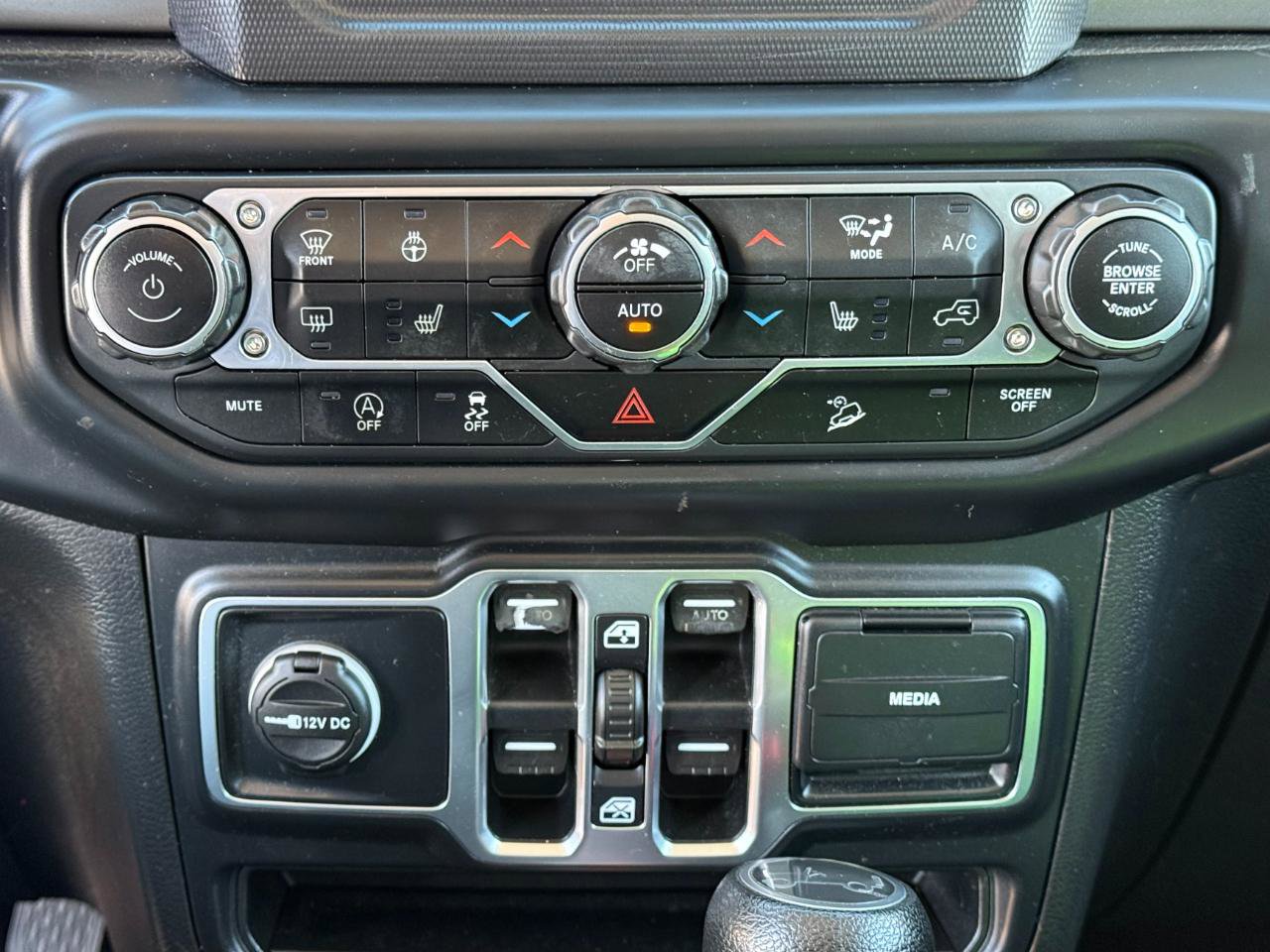 Used 2018 Jeep Wrangler Unlimited Sahara AWD/4WD image 13