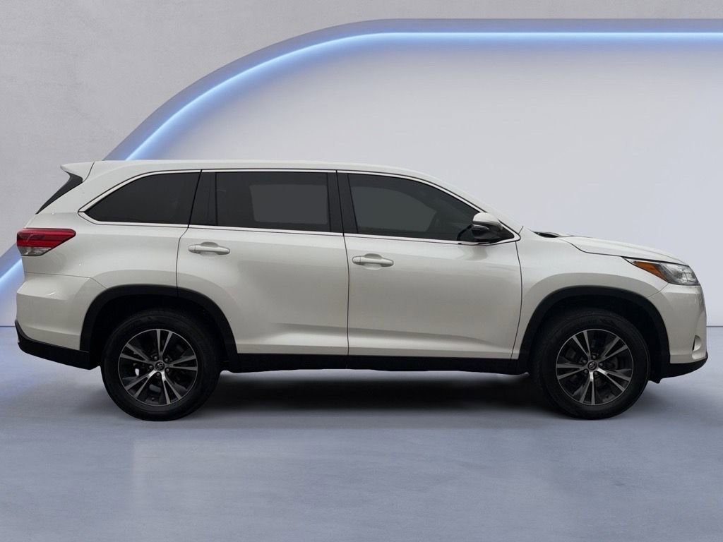 Used 2019 Toyota Highlander LE video 2