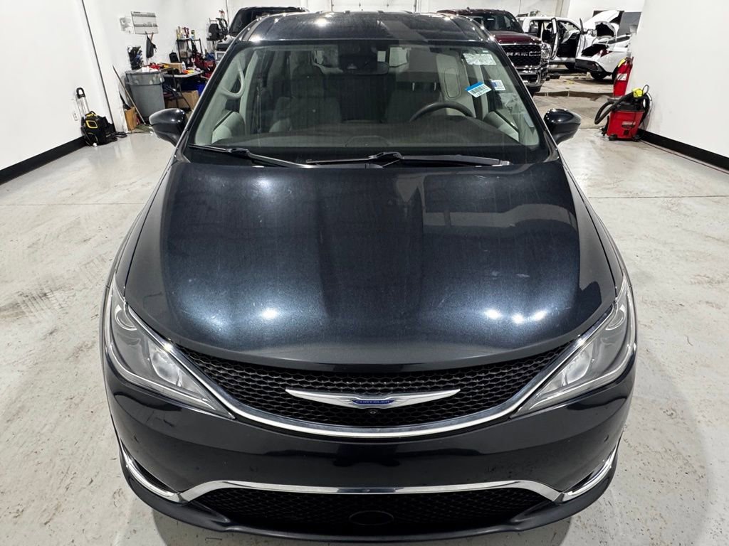 Used 2020 Chrysler Pacifica Touring w/ Advanced Safetytec Group image 3