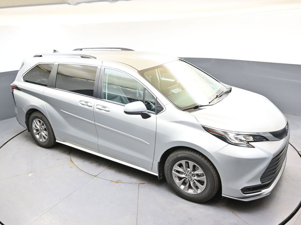 Used 2022 Toyota Sienna LE AWD/4WD image 42