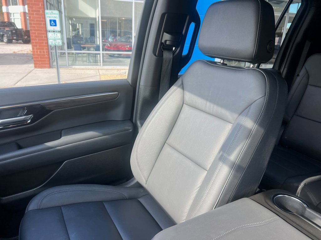 Used 2025 Chevrolet Suburban Z71 image 11