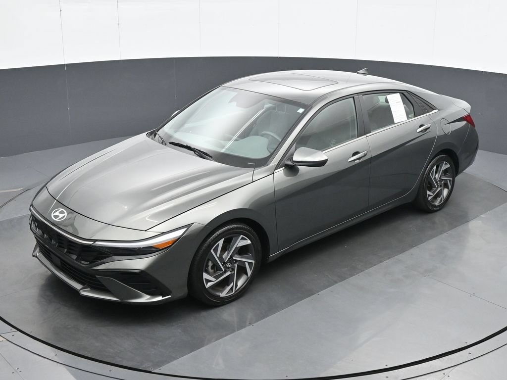 Used 2025 Hyundai Elantra SEL FWD image 17