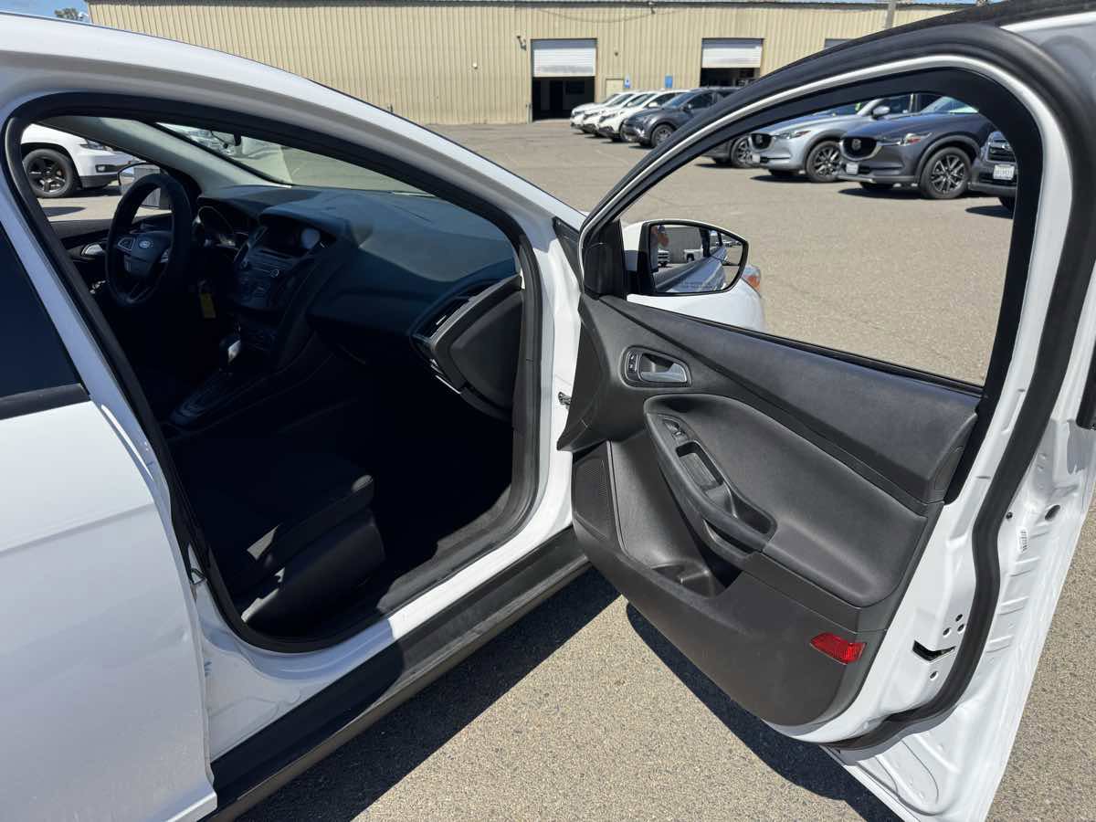 Used 2017 Ford Focus SE FWD image 14