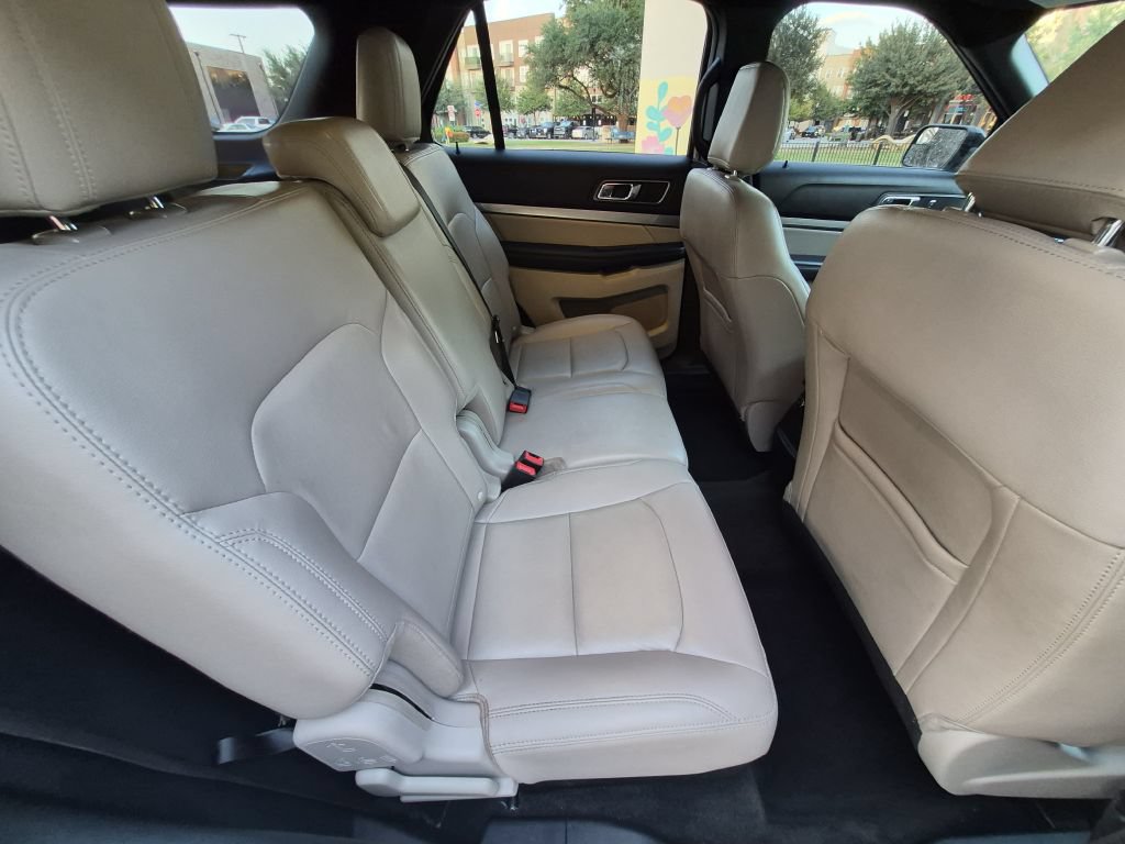 Used 2018 Ford Explorer XLT w/ Equipment Group 202A FWD image 16