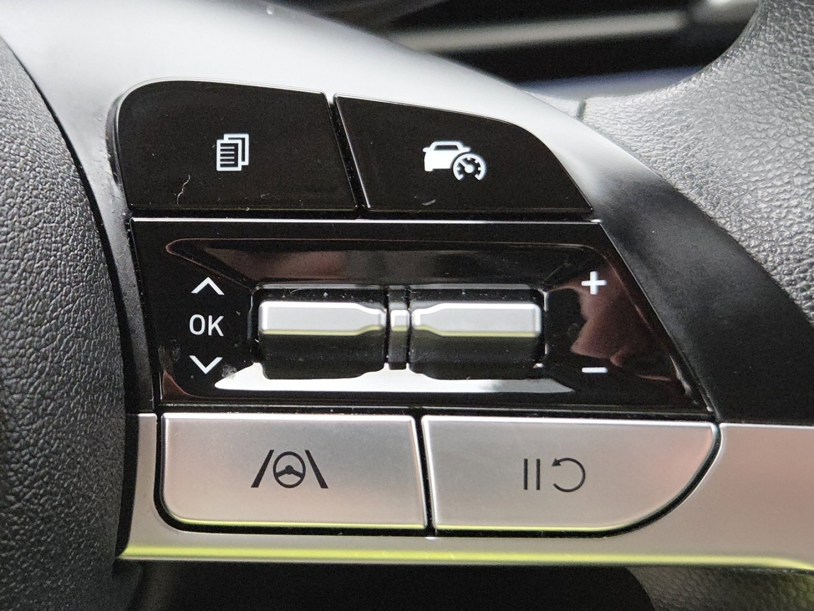 Used 2024 Hyundai Elantra SEL FWD image 8