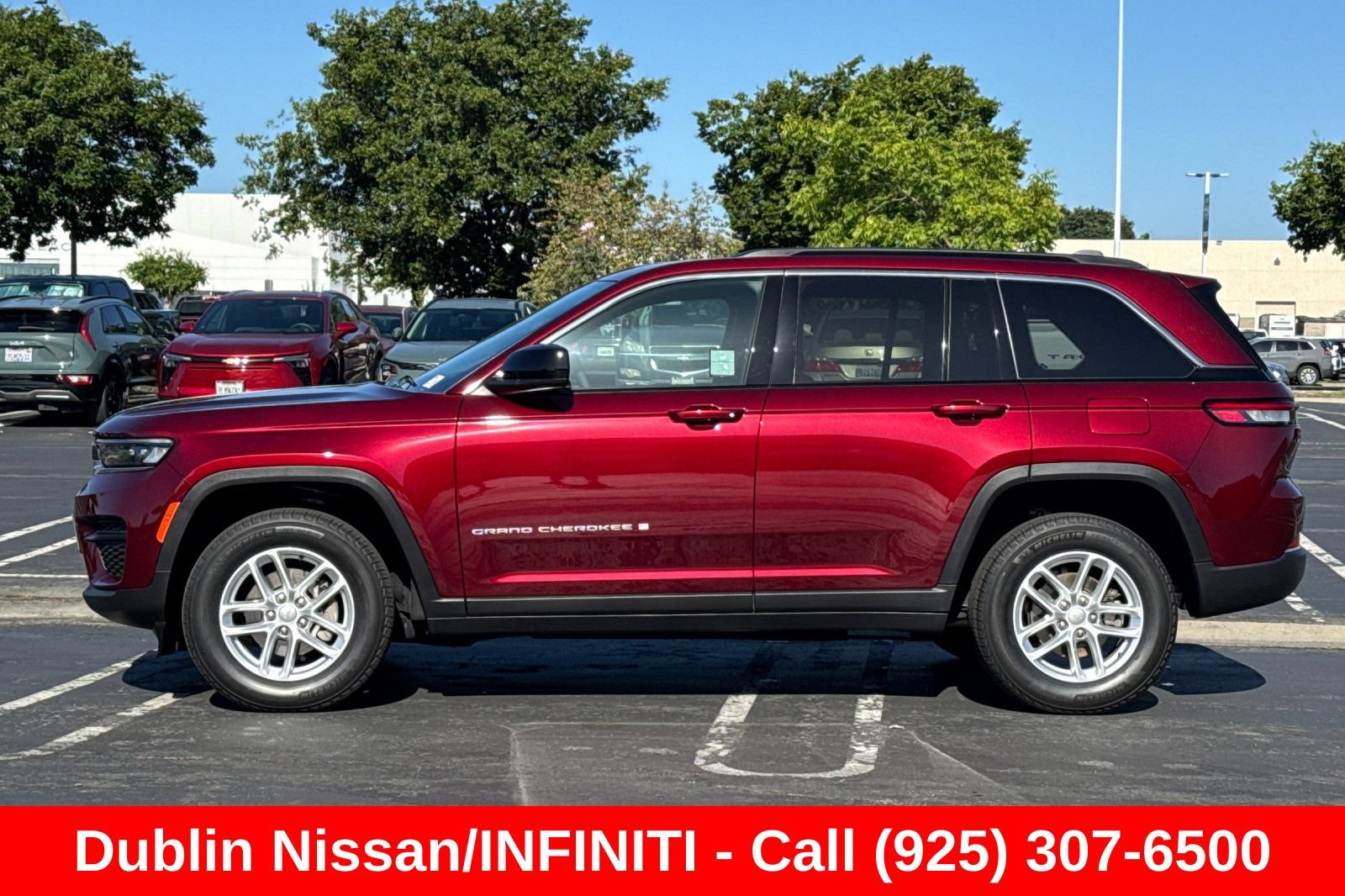 Used 2025 Jeep Grand Cherokee Laredo X w/ Luxury Tech Group I RWD image 7