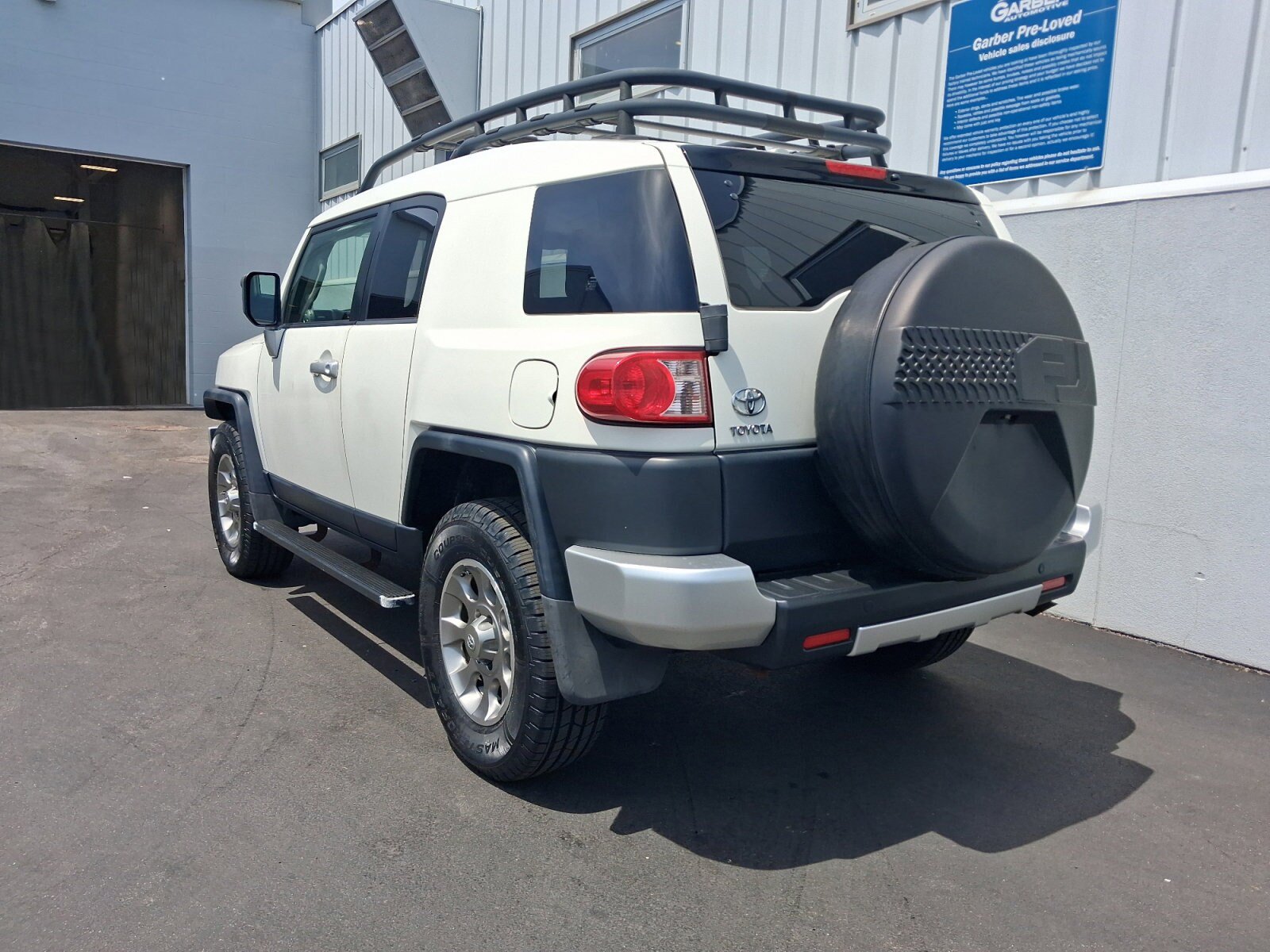 Used 2011 Toyota FJ Cruiser 4WD w/ Upgrade Pkg image 3