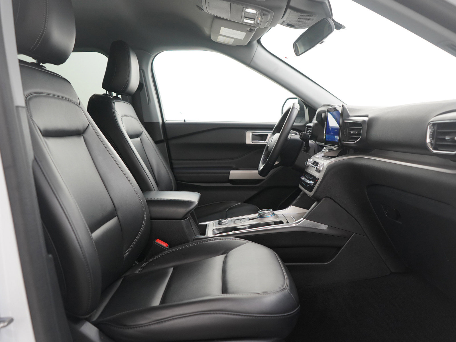 Used 2024 Ford Explorer XLT image 11