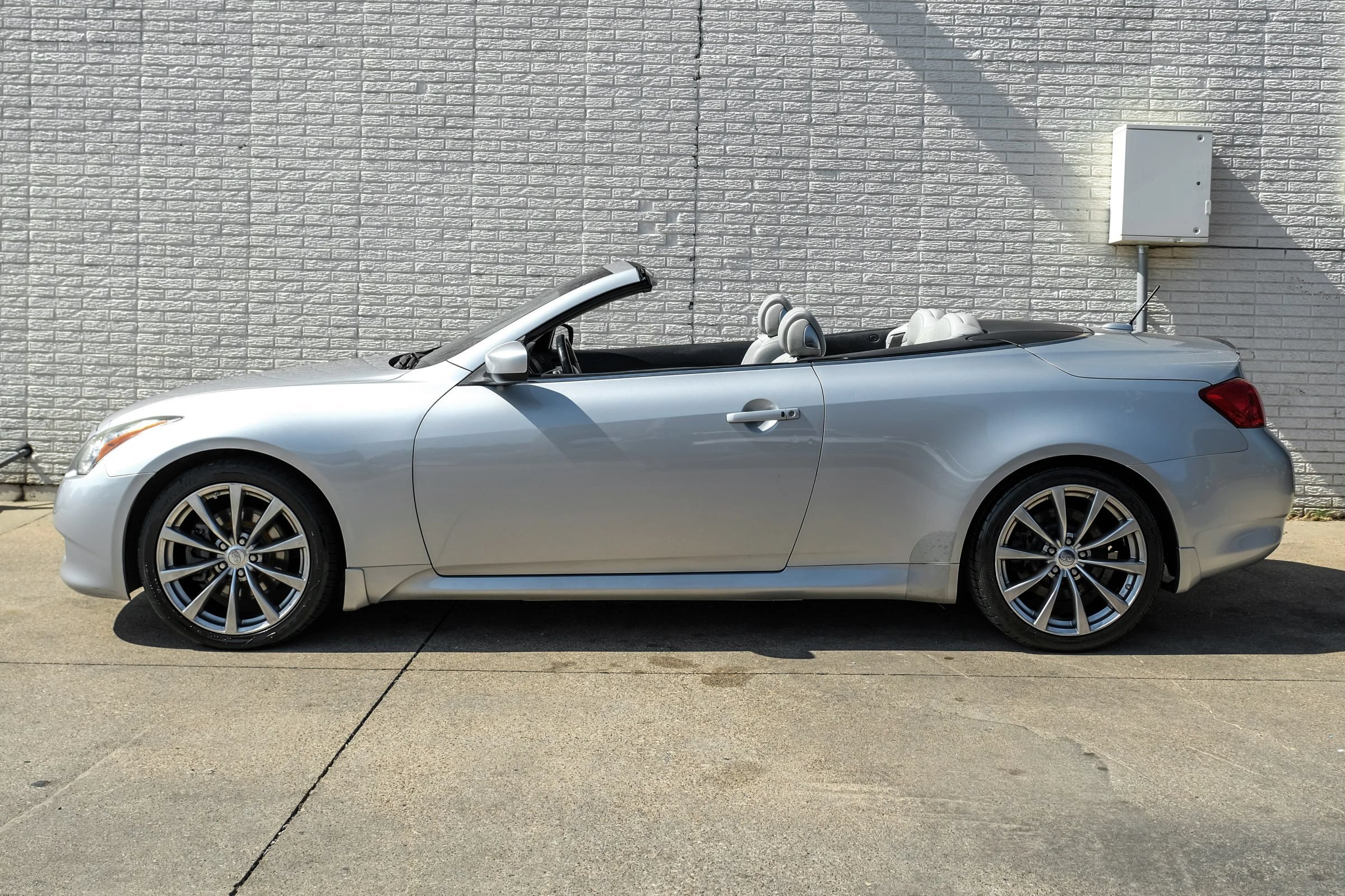 Used 2009 INFINITI G37 Convertible w/ Premium Pkg RWD image 10