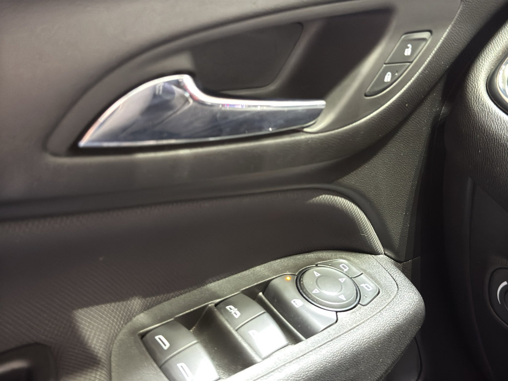 Used 2022 Chevrolet Equinox RS w/ Infotainment Package image 36