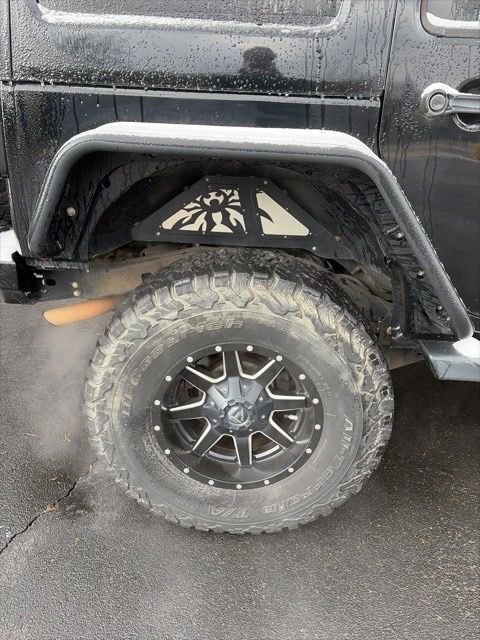 Used 2012 Jeep Wrangler Unlimited Rubicon w/ Connectivity Group image 32