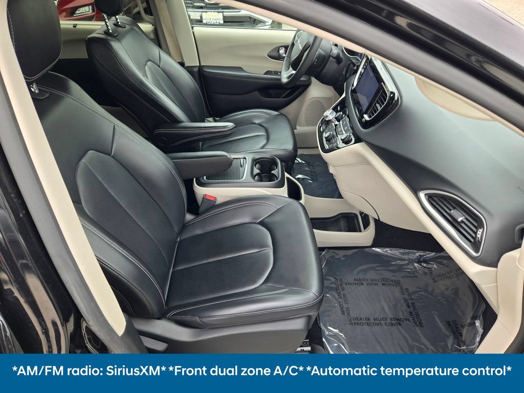 Used 2023 Chrysler Pacifica Touring-L FWD image 11