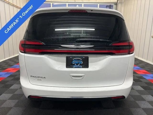 Used 2022 Chrysler Pacifica Touring-L image 4