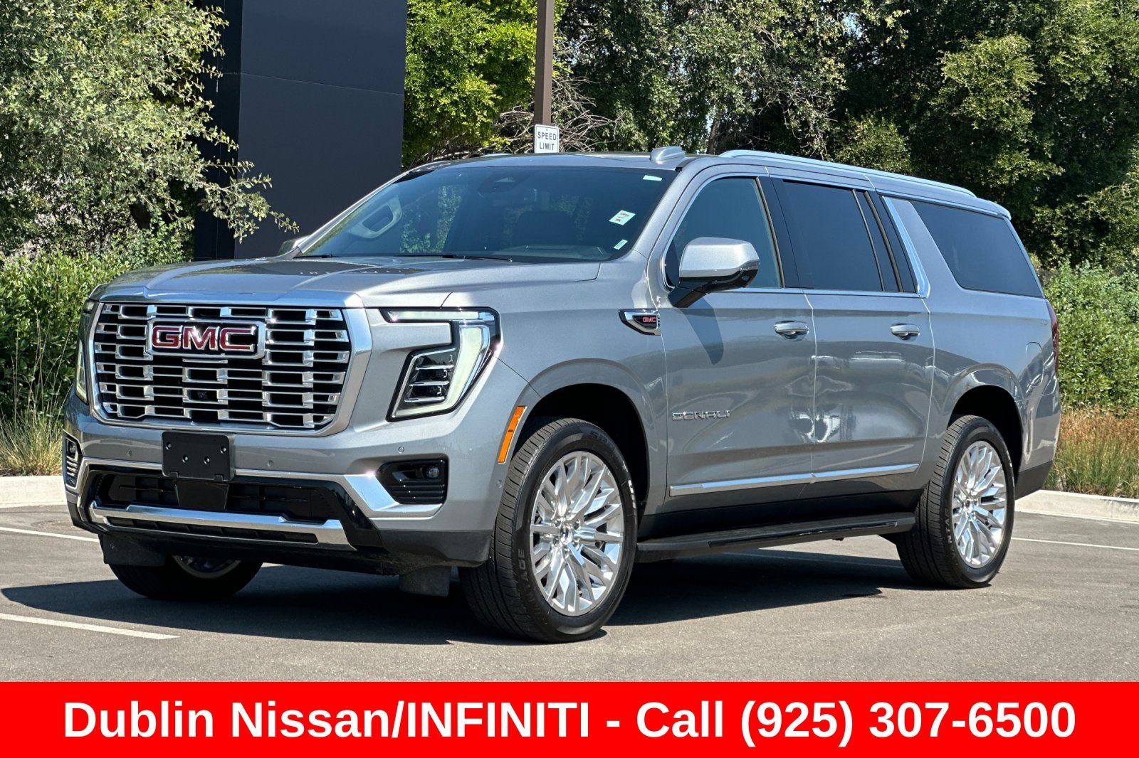Used 2025 GMC Yukon XL Denali AWD/4WD image 8