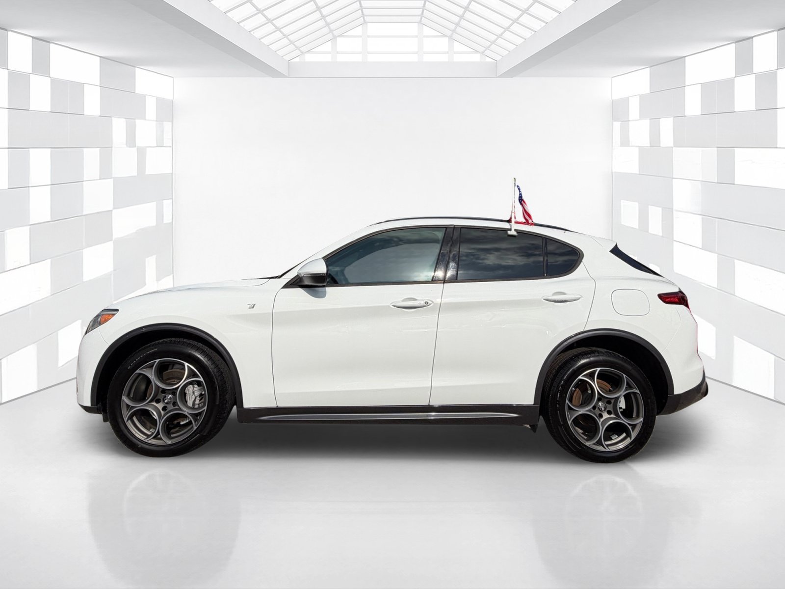 Used 2022 Alfa Romeo Stelvio Ti w/ Active Assist Plus Package AWD/4WD image 4