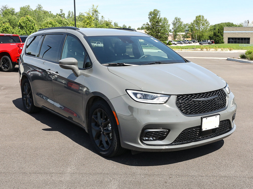 Used 2022 Chrysler Pacifica Touring-L w/ S Appearance Package FWD image 8
