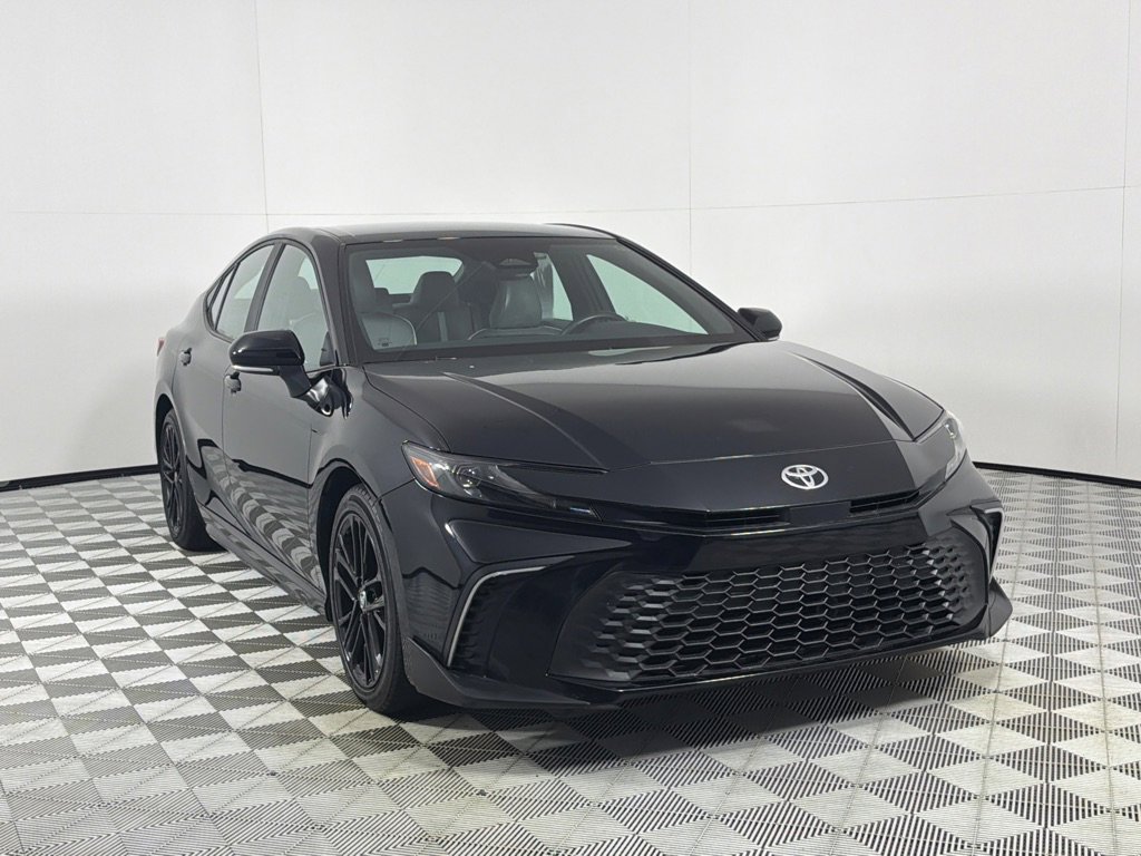 Used 2025 Toyota Camry SE FWD image 3