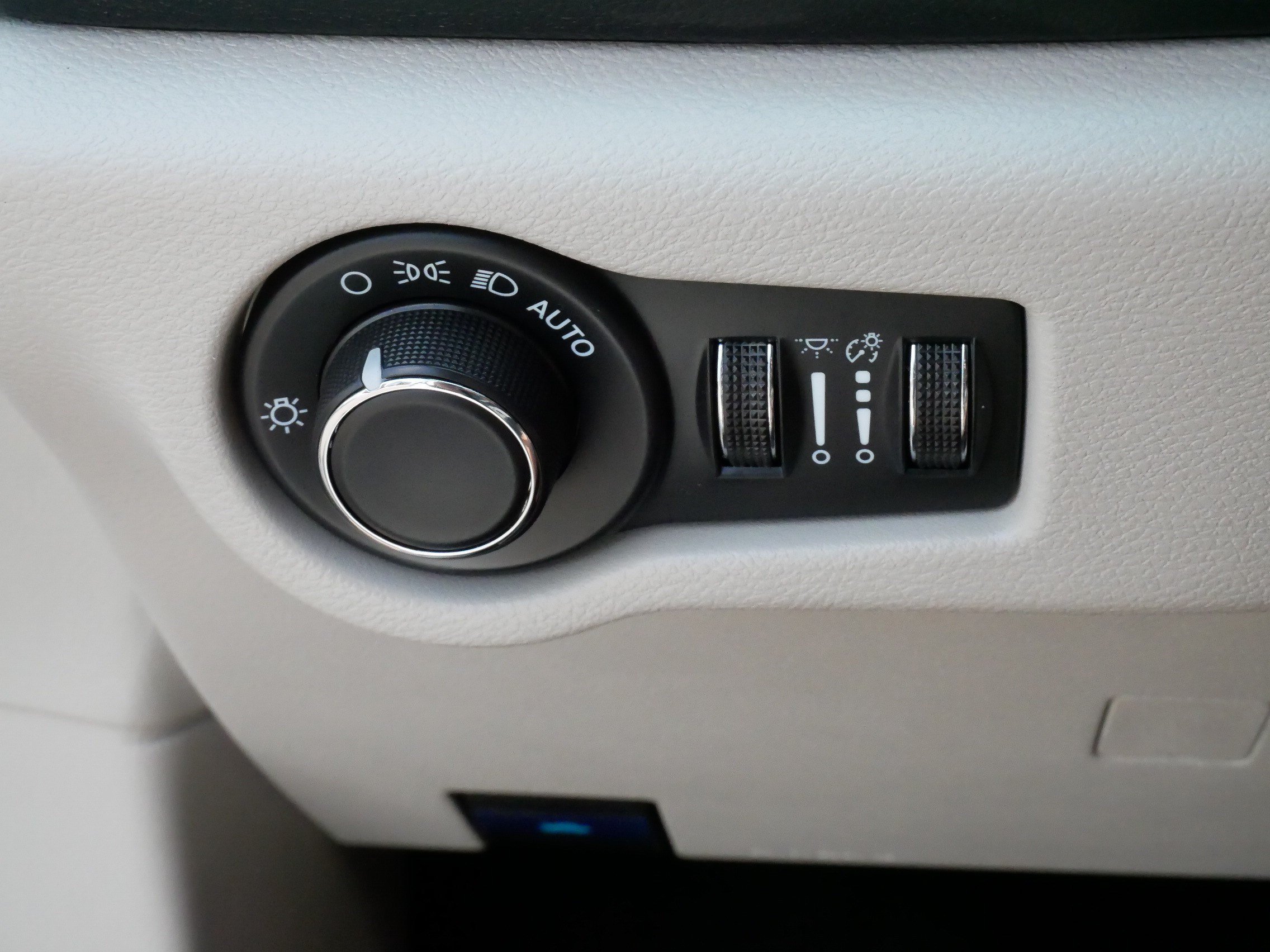 Used 2023 Chrysler Voyager LX FWD image 27