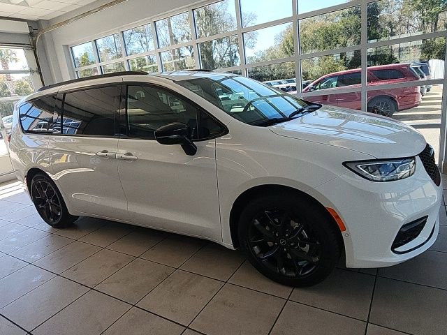 New 2025 Chrysler Pacifica Limited image 5