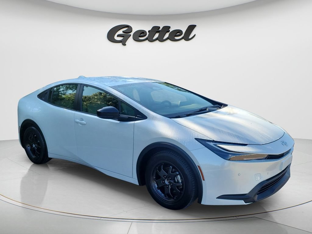 Used 2024 Toyota Prius LE FWD image 3