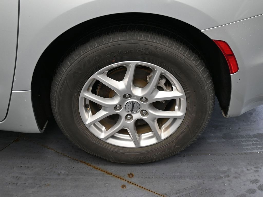 Used 2024 Chrysler Pacifica Touring-L FWD image 14
