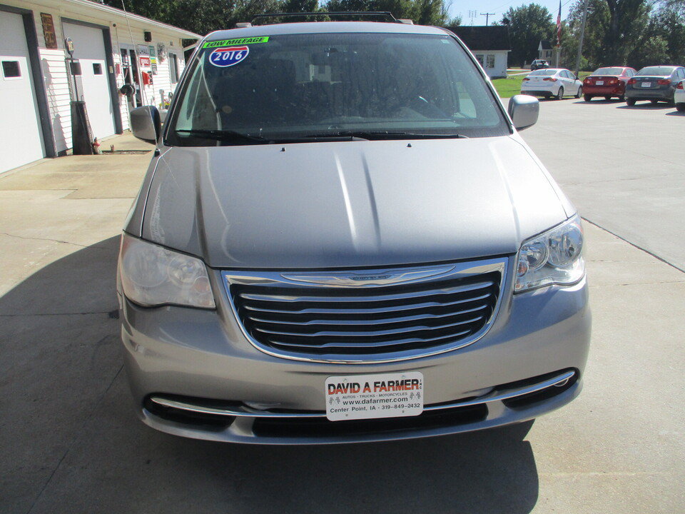Used 2015 Chrysler Town & Country Touring FWD image 17