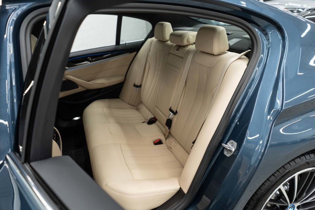 Used 2023 BMW 530e xDrive w/ Premium Package image 32