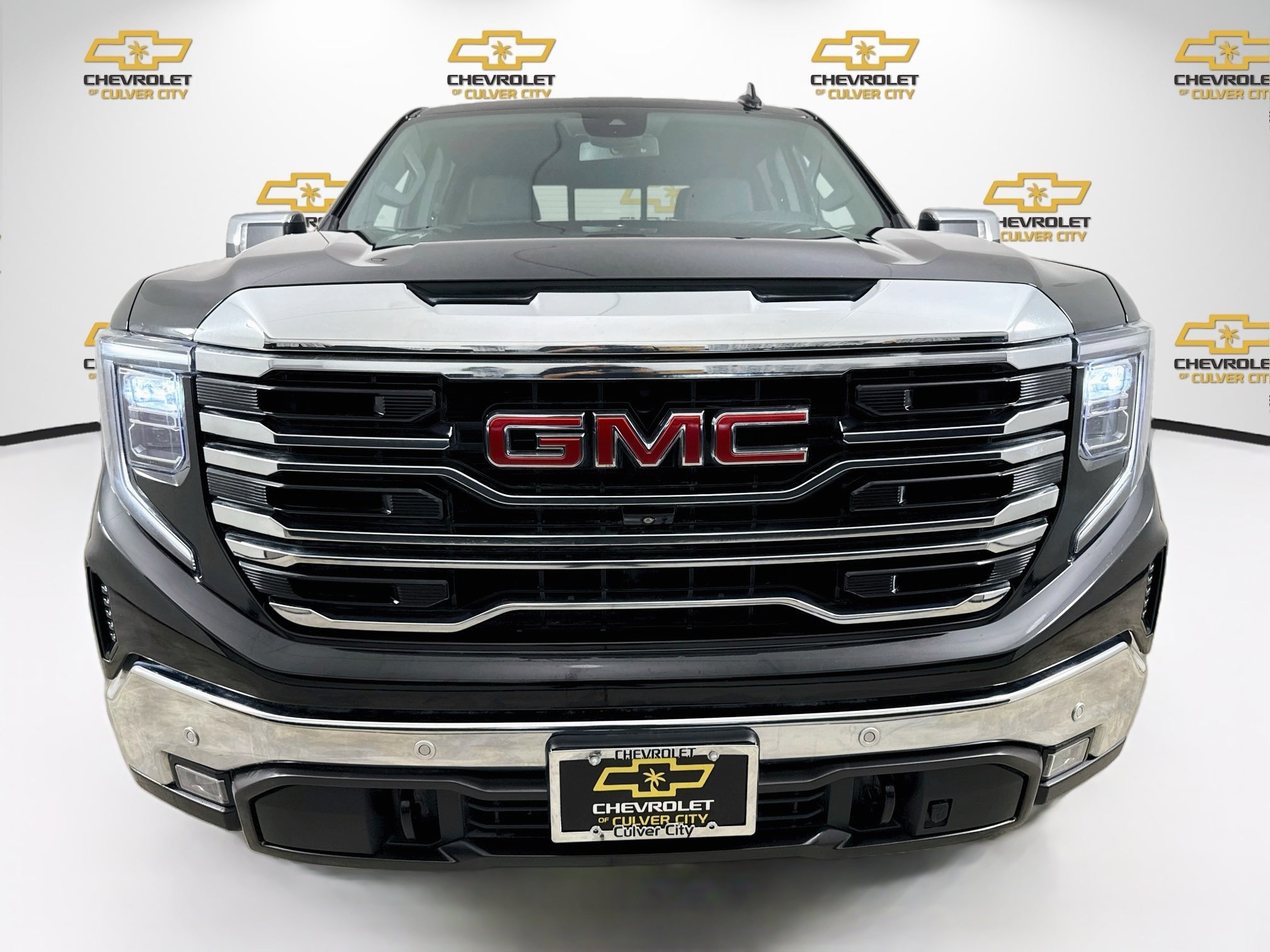 Used 2023 GMC Sierra 1500 SLT w/ SLT Premium Plus Package AWD/4WD image 2