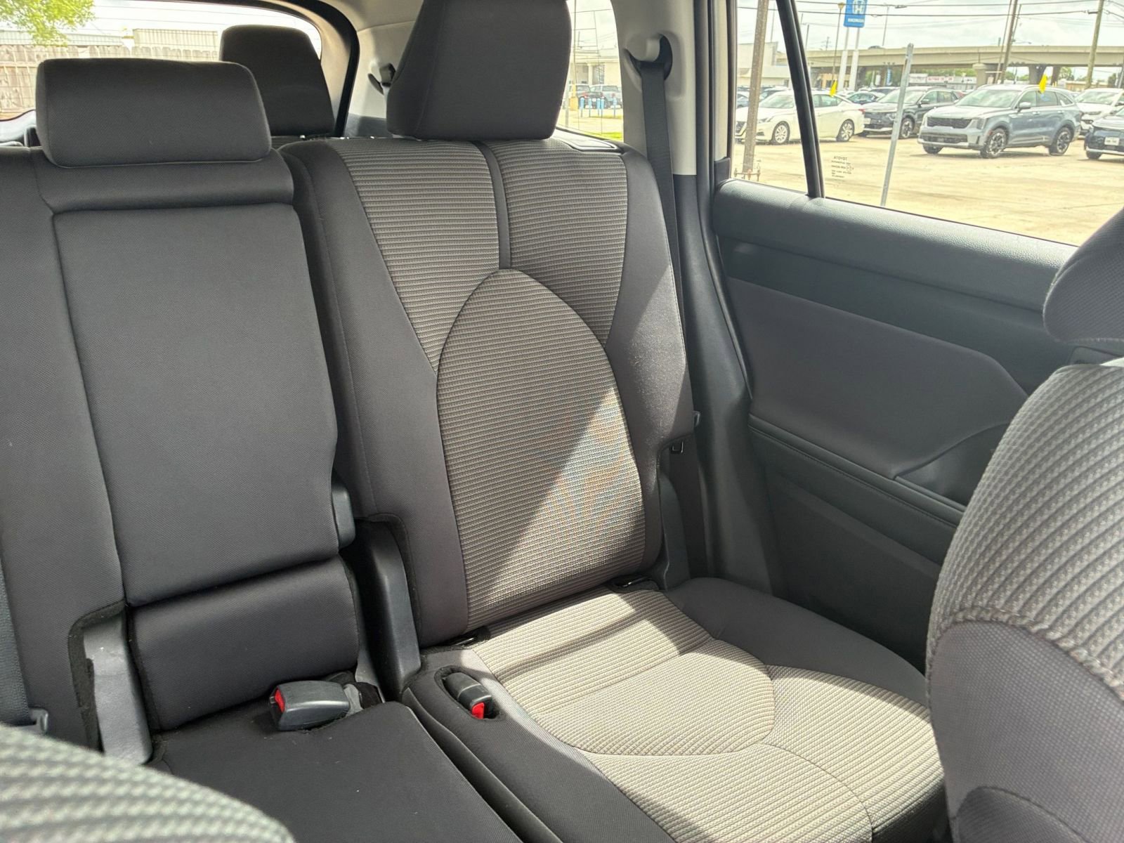 Used 2025 Toyota Highlander LE image 34