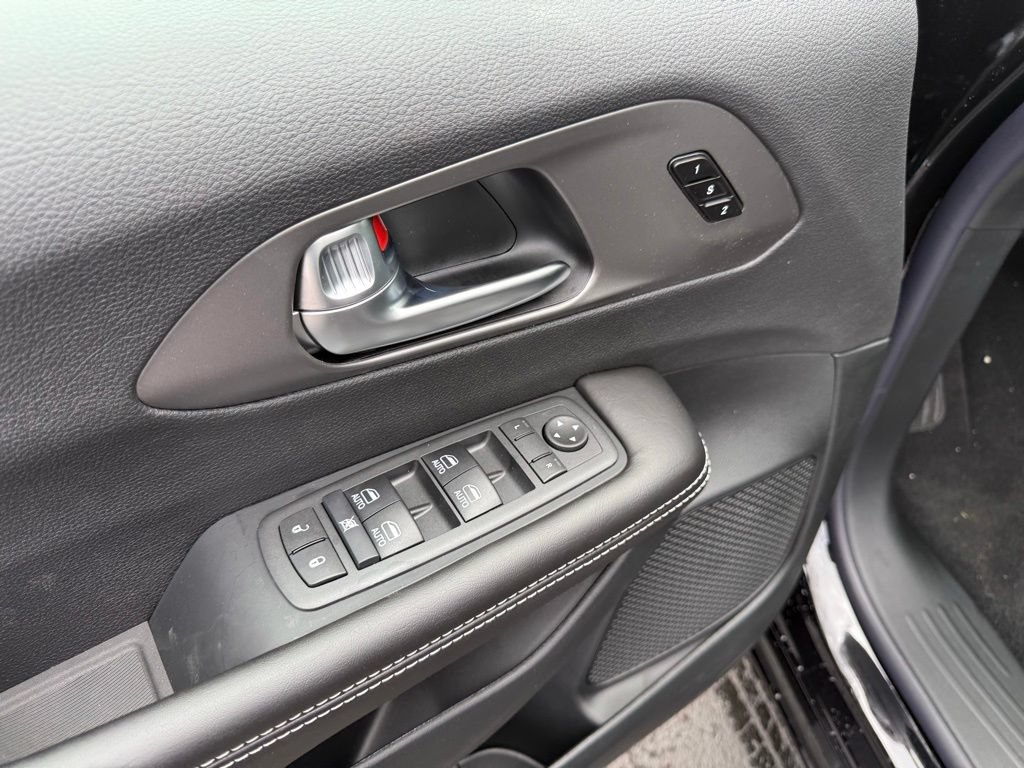 New 2027 Chrysler Pacifica Select FWD image 12