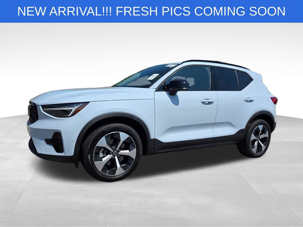 Used 2026 Volvo XC40 B5 Plus AWD/4WD image 2