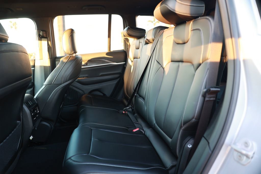 New 2025 Jeep Grand Cherokee Limited w/ Black Appearance Package image 27