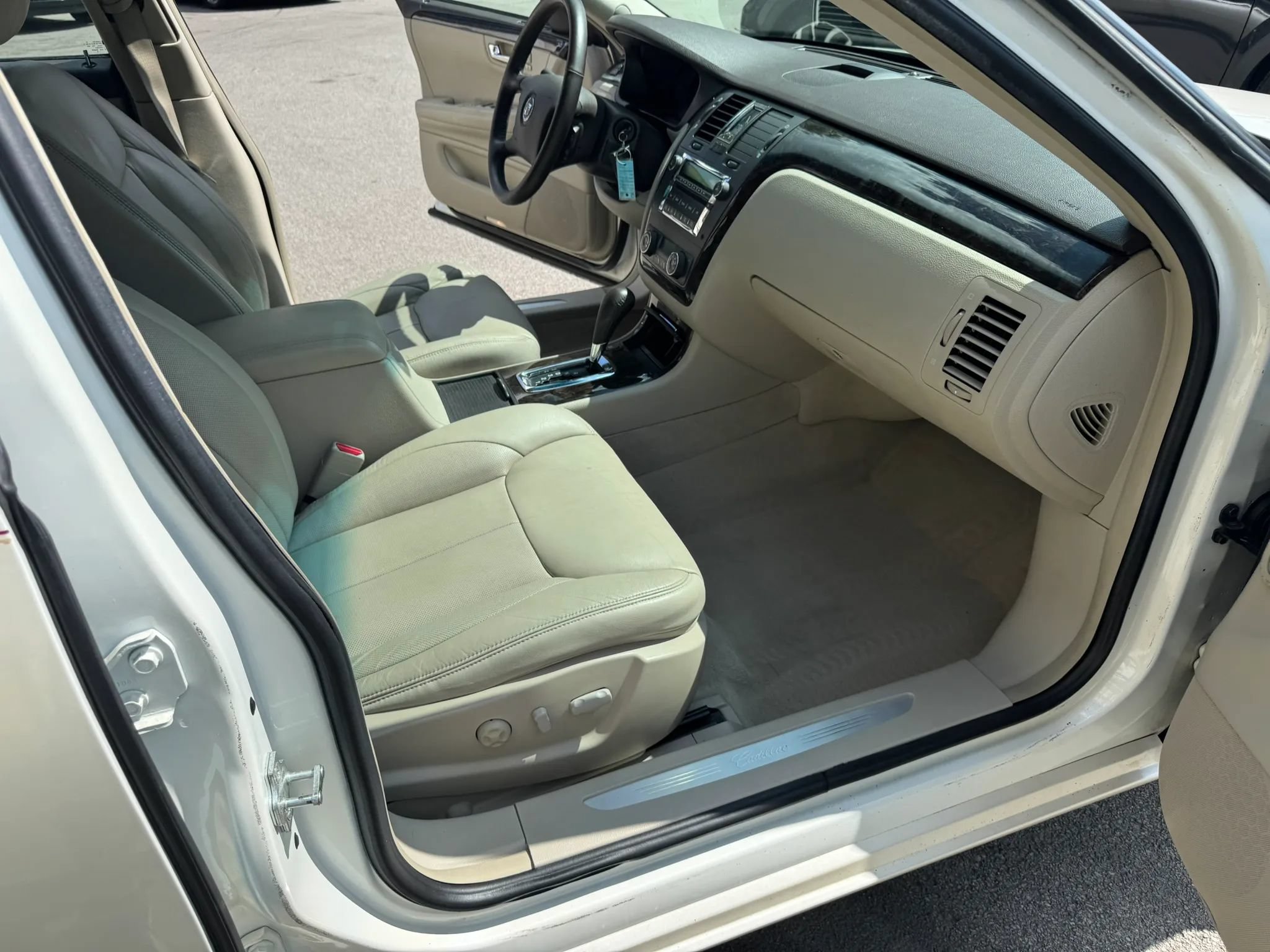 Used 2008 Cadillac DTS FWD image 23