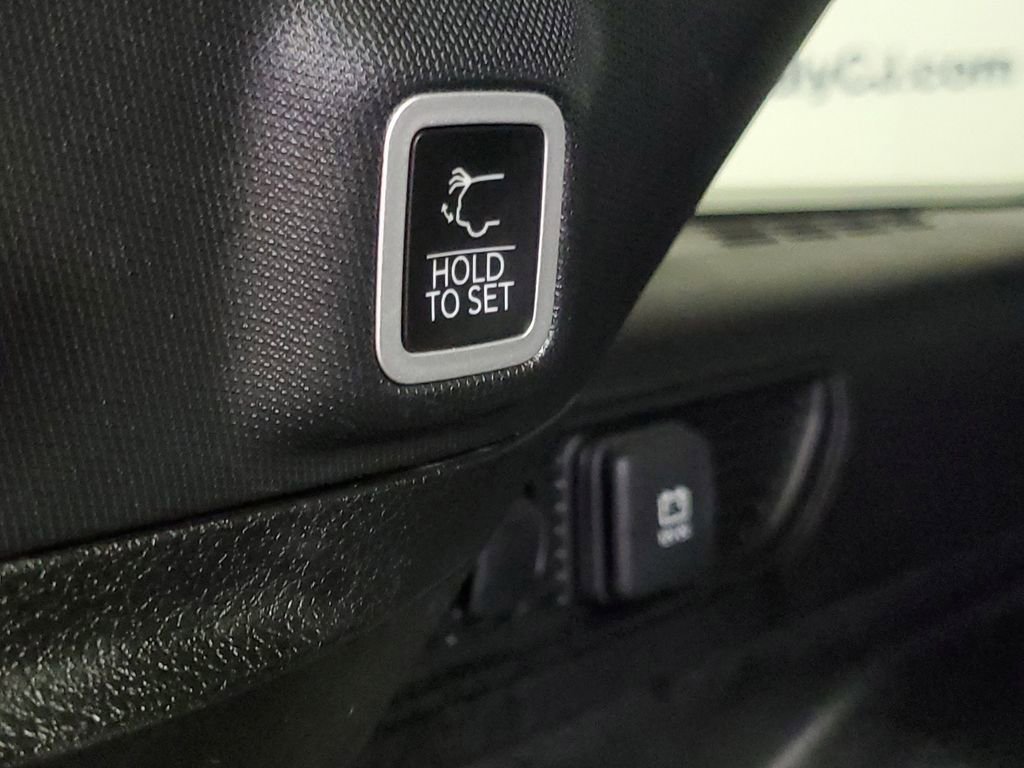 Used 2024 Jeep Grand Cherokee Altitude image 9