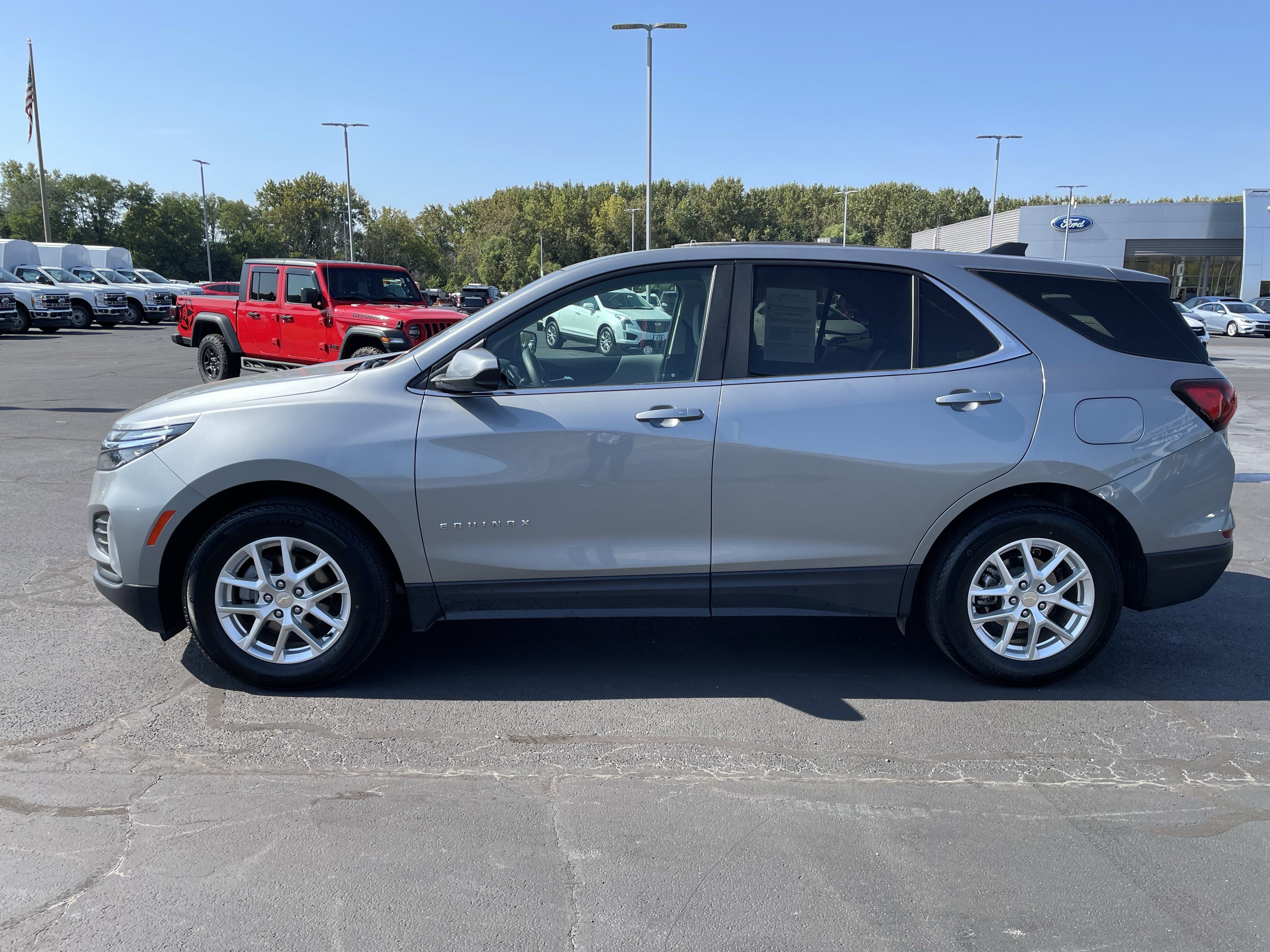 Used 2023 Chevrolet Equinox LT image 2