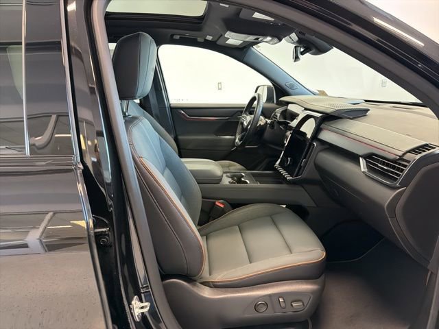 Used 2025 GMC Acadia AT4 w/ Luxury Package image 40