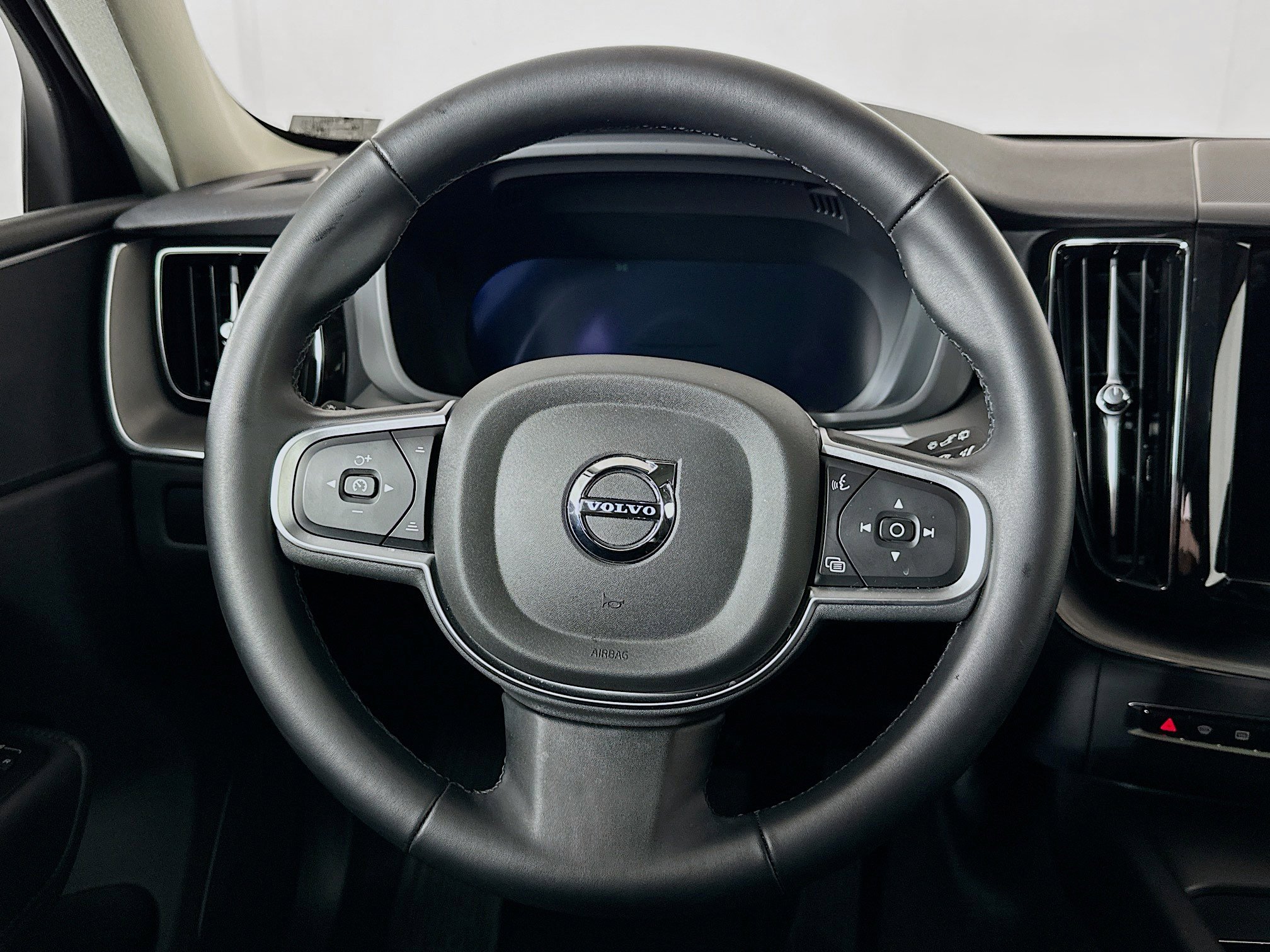 Used 2025 Volvo XC60 B5 Core image 18